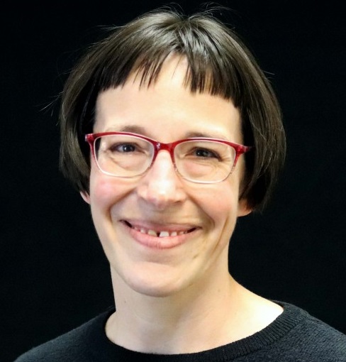 Amy Santas headshot