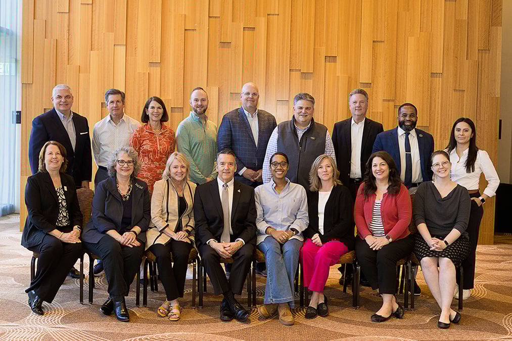 Group photo of all participants with a seated row and a standing row